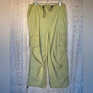 Reveriee loose green cargo pants with six pockets with elastic waist and bottom